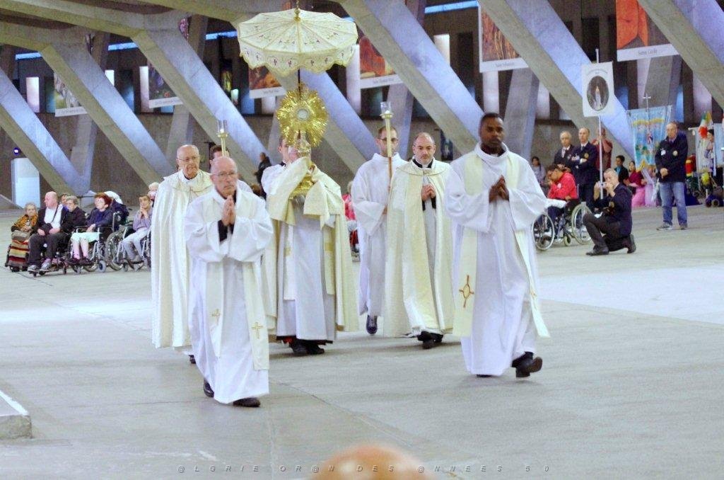 AOBR 2015 08 12 AU 16 LOURDES 5 PROCESSION DANS LA BASILIQUE SOUTERRAINE (12).jpg